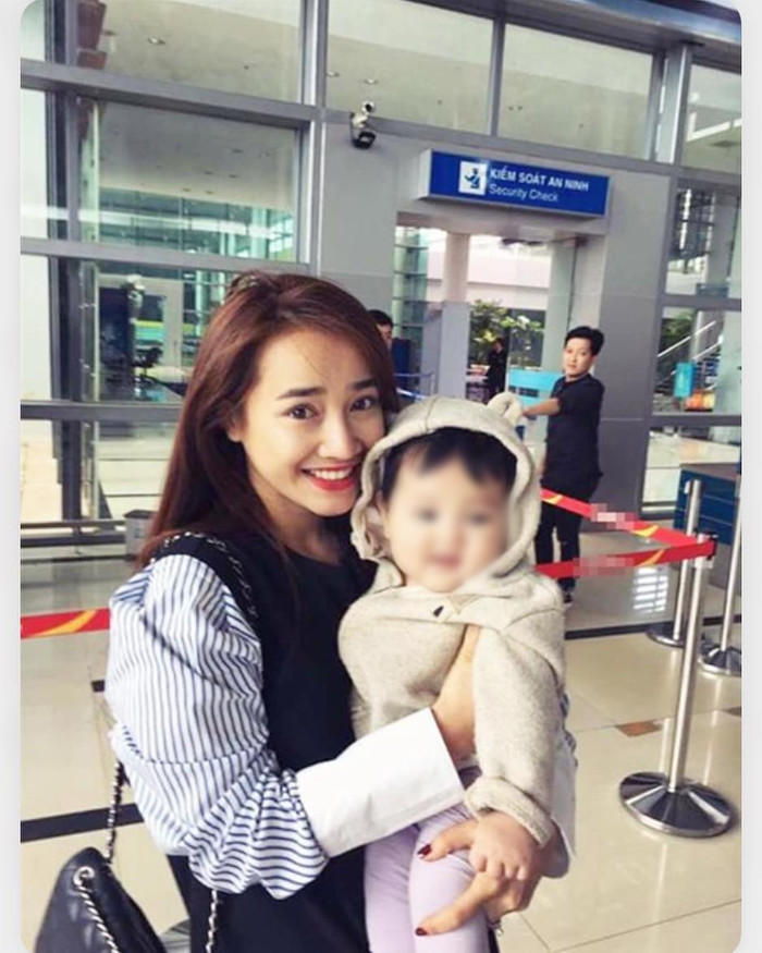 Trước Hoà Minzy, những sao Việt giữ kín chuyện sinh con và hình ảnh con mình Ảnh 12