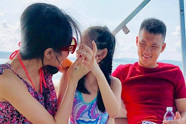 Trước Hoà Minzy, những sao Việt giữ kín chuyện sinh con và hình ảnh con mình Ảnh 4