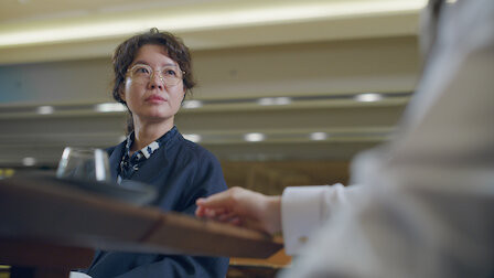 Myung Hee đánh giá thấp Cha Young vì không nghĩ rằng Vincenzo chính là người khủng bố bà ta 