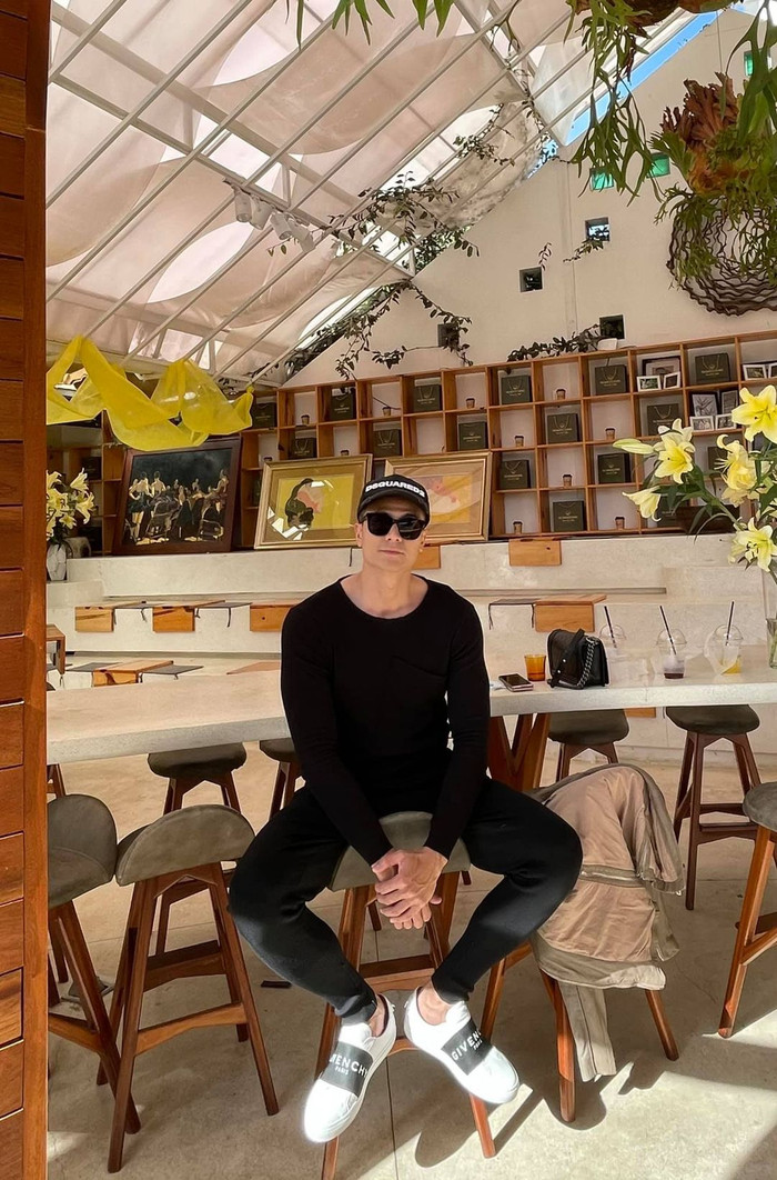 Vĩnh Thụy cũng dành một lời chúc ngọt ngào đến một nửa thế giới: 'Hỡi các bà vợ của các ông chồng hoặc là những người chưa chồng, Thụy xin chúc các nàng có một ngày 8/3 thật ý nghĩa và hạnh phúc'.