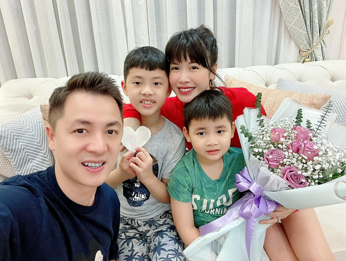 Năm nay Đăng Khôi giao tiền cho con trai để mua hoa cho mẹ. Anh vui vẻ kể: 'Ken lớn rồi nên bố Khôi giao luôn cho anh nhiệm vụ mua hoa tặng mẹ, chỉ có 500 nghìn thôi con co kéo thế nào thì co, còn thừa tiền mang về... tặng mẹ. Hỏi sao chọn hoa hồng cho mẹ, bên ngoài điểm hoa baby, Ken bảo vì mẹ là hoa hồng, con là hoa trắng để được ôm mẹ trong vòng tay. Ken giờ lớn thật rồi: chọn hoa, chọn giấy, viết thiệp, gì Ken cũng quyết được. Đọc lời chúc của con viết, Thủy Anh thấy vui lắm'.