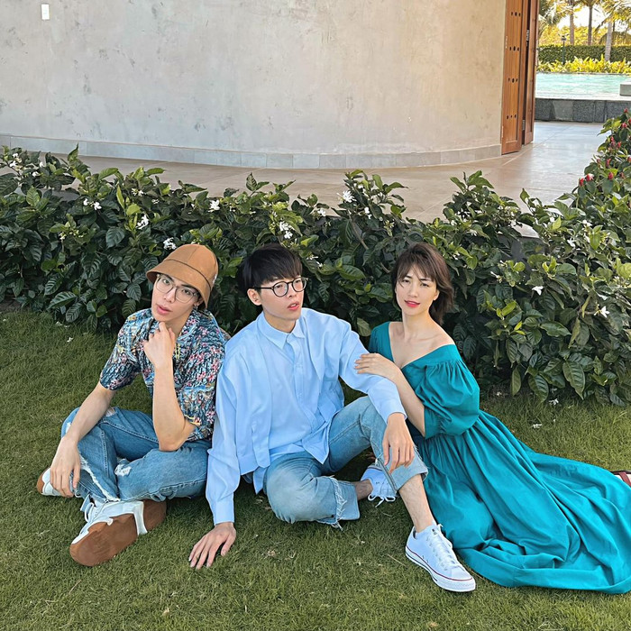 Đức Phúc đăng tải hình ảnh hài hước bên ERIK và Hòa Minzy với chia sẻ dễ thương: '3 bông hoa dâm bụt đã kịp nở rộ ngoài vườnnn ngày hôm nay để gửi tặng đến các bà, các mẹ và các chị em ngày 8/3 đây ạaaaa'.