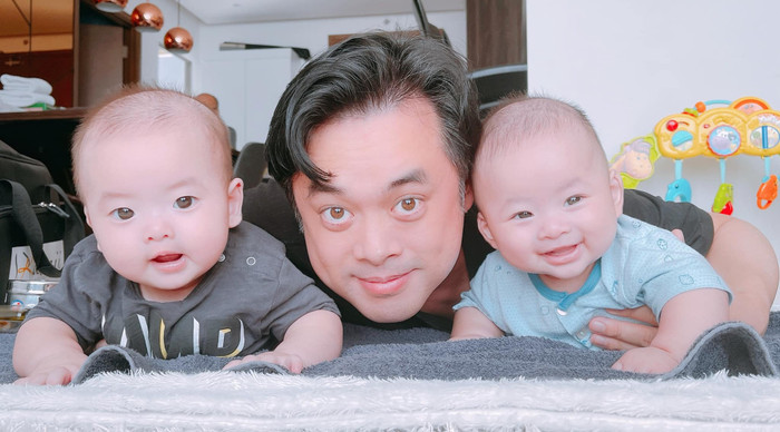 Dương Khắc Linh tạo dáng cùng hai con trai, ba cha con cùng gửi lời chúc đến phái nữ: 'Chúc tất cả phụ nữ một 8/3 thật hạnh phúc!! We love you all!!! Have a nice day!'.