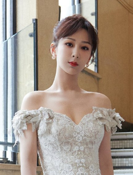 Dương Tử bị dân mạng soi sở hữu vật dụng thể hiện độ 'già dặn' Ảnh 4