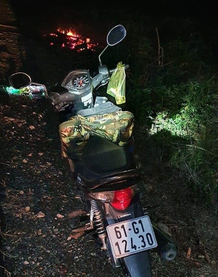 Chiếc xe máy bên cạnh hiện trường. Ảnh: PLO