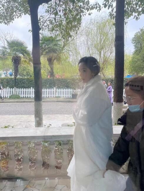 Không sợ Ngụy Đại Huân ghen, Dương Mịch nhìn chằm chằm 'tình trẻ' Hứa Khải trên phim trường Ảnh 3