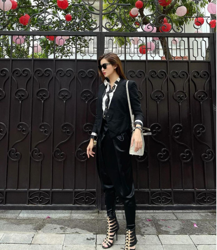 Đặc biệt là đôi giày cao gót gladiator bắt mắt làm điểm nhấn cả set đồ đen 'cool' ngầu này của người đẹp