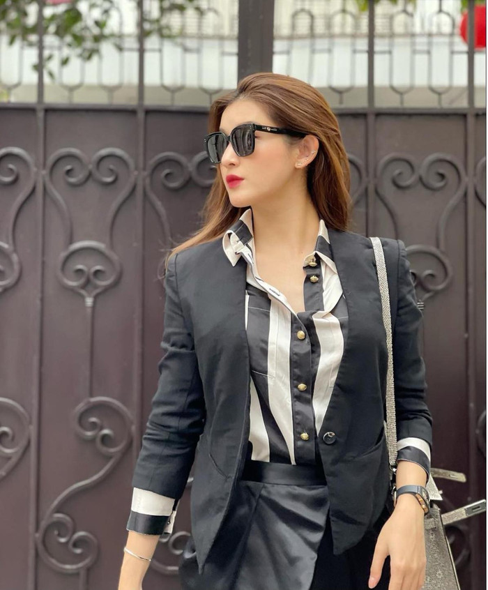 Dân tình vô cùng thích thú trước outfit mới toanh, sang chảnh hết nấc này của cô nàng Á hậu Việt Nam 