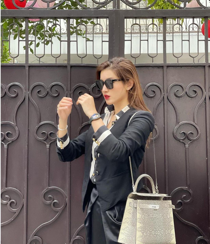 Chiếc túi xách Hermes sang chảnh màu bạc thu hút sự chú ý của các tín đồ về sự sang chảnh và độ 'chịu chơi' đồ hiệu của Á hậu Huyền My 