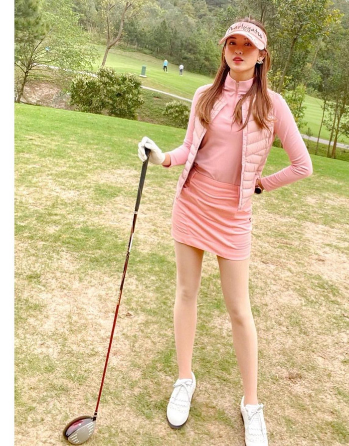 Thời trang đi chơi golf với màu hồng kẹo ngọt ton -sur-ton mix cùng giày oxford trắng 