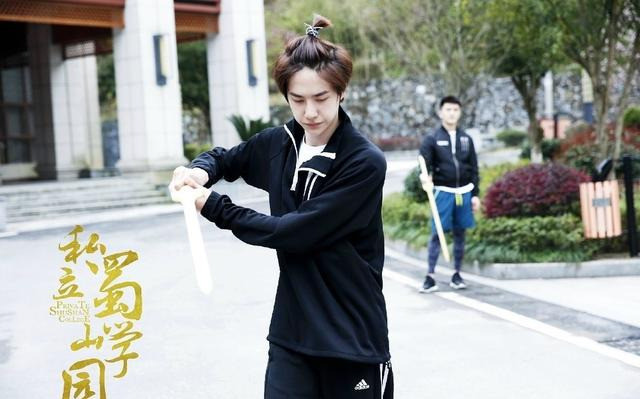 5 mỹ nam Cbiz gây sốt với đầu quả táo: Tiêu Chiến cưng xỉu, xót xa trước Thiên Tỉ vì mất mát này! Ảnh 7