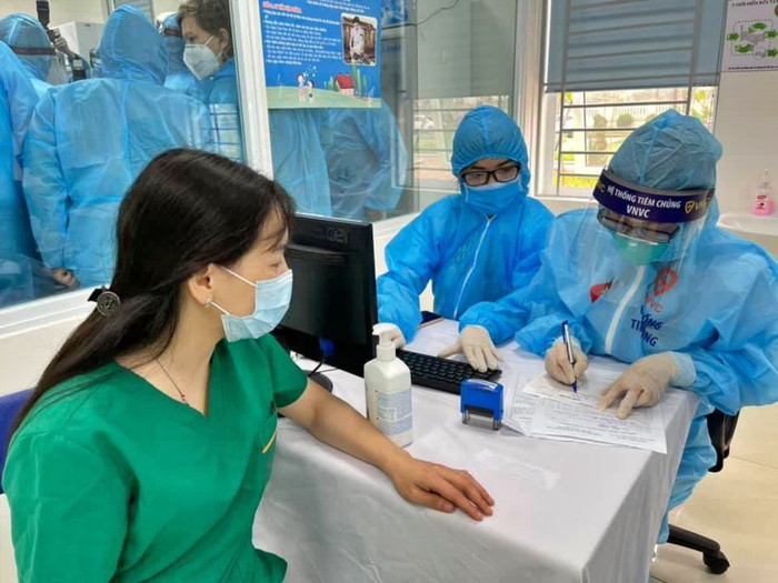 Thứ trưởng Bộ Y tế đánh giá cao việc tuân thủ các quy trình triển khai tiêm chủng của Bệnh viện.