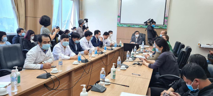 Gình ảnh tại cuộc họp với WHO, UNICEF và Bệnh viện Bệnh Nhiệt đới trung ương sau khi tiêm những mũi tiêm đầu tiên.