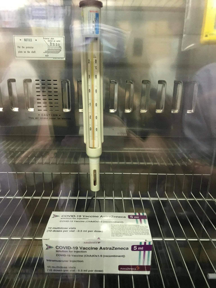 Vaccine được bảo quản trong dây chuyền lạnh từ 2 - 8 độ C và được giám sát chặt chẽ để đảm bảo chất lượng tốt nhất từ khâu tiếp nhận, vận chuyển cho đến tận bàn tiêm, sẵn sàng đưa vào sử dụng.