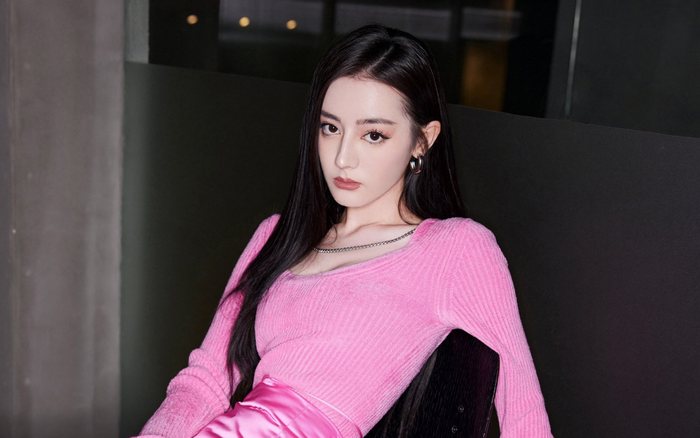 Địch Lệ Nhiệt Ba vướng nghi án phẫu thuật thẩm mỹ vì mặt cứng đơ, ngày càng giống Lý Tiểu Lộ Ảnh 2