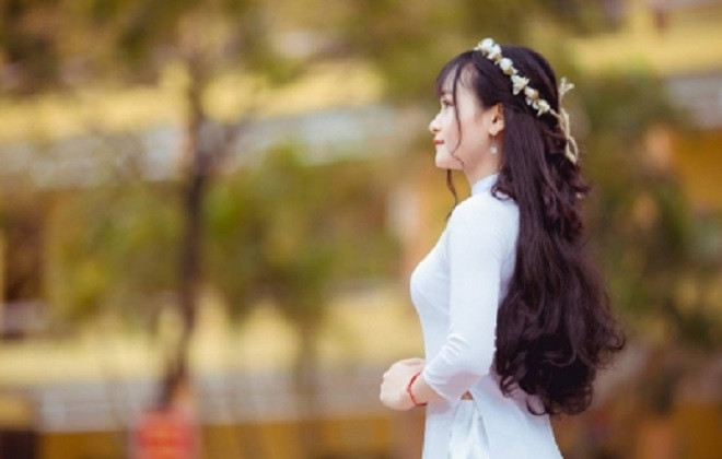 Cô bạn cũng rất muốn chụp ảnh kỷ yếu cùng với bạn bè mình nhưng ngẫm lại khoản tiền phải đóng góp khá lớn nên cô bạn quyết định từ chối. Ảnh minh họa