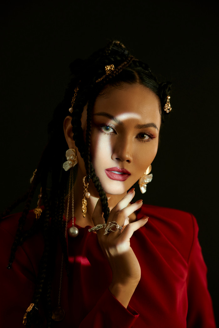 Và phụ nữ, hãy cùng nhau đoàn kết, cùng nắm tay nhau, #WomenForwomen - chúng ta cùng làm nên sức mạnh - #EmpoweringandInspiring&nbsp;(trao quyền và truyền cảm hứng).&nbsp;