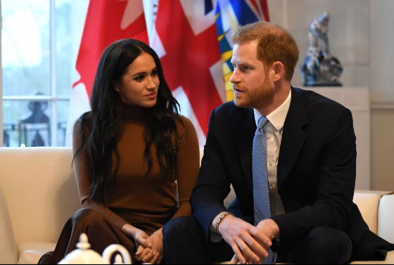 Harry và Meghan thấy buồn vì bị Nữ hoàng 'hắt hủi' trước khi rời hoàng gia Ảnh 1