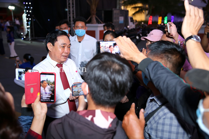 Ông Dũng đã được nhiều người 'chặn' lại ngay từ đầu cổng với nhiều câu hỏi được đặt ra dành cho ông.