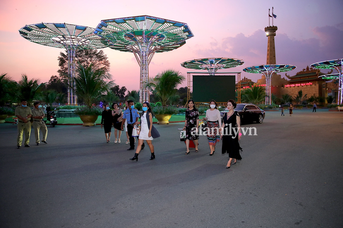 Bà Hằng cũng đi bộ vào bên trong buổi tiệc.