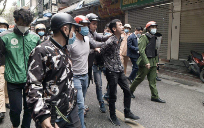 Nam thanh niên mang kiếm ra đường chém loạn xạ vào ô tô và nhà dân Ảnh 2