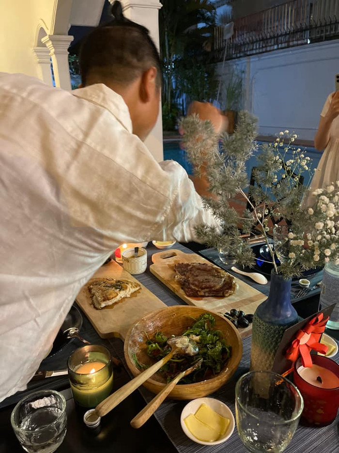 Nam nhạc sĩ trổ tài đầu bếp với cả nhà.