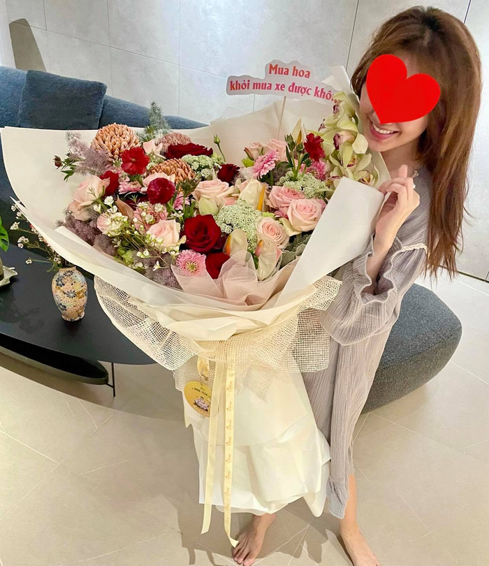 Trước đó, Hari Won nhận bó hoa siêu to khổng lồ từ Trấn Thành kèm lời nhắn gửi lầy lội: 'Mua hoa khỏi mua xe được không'.