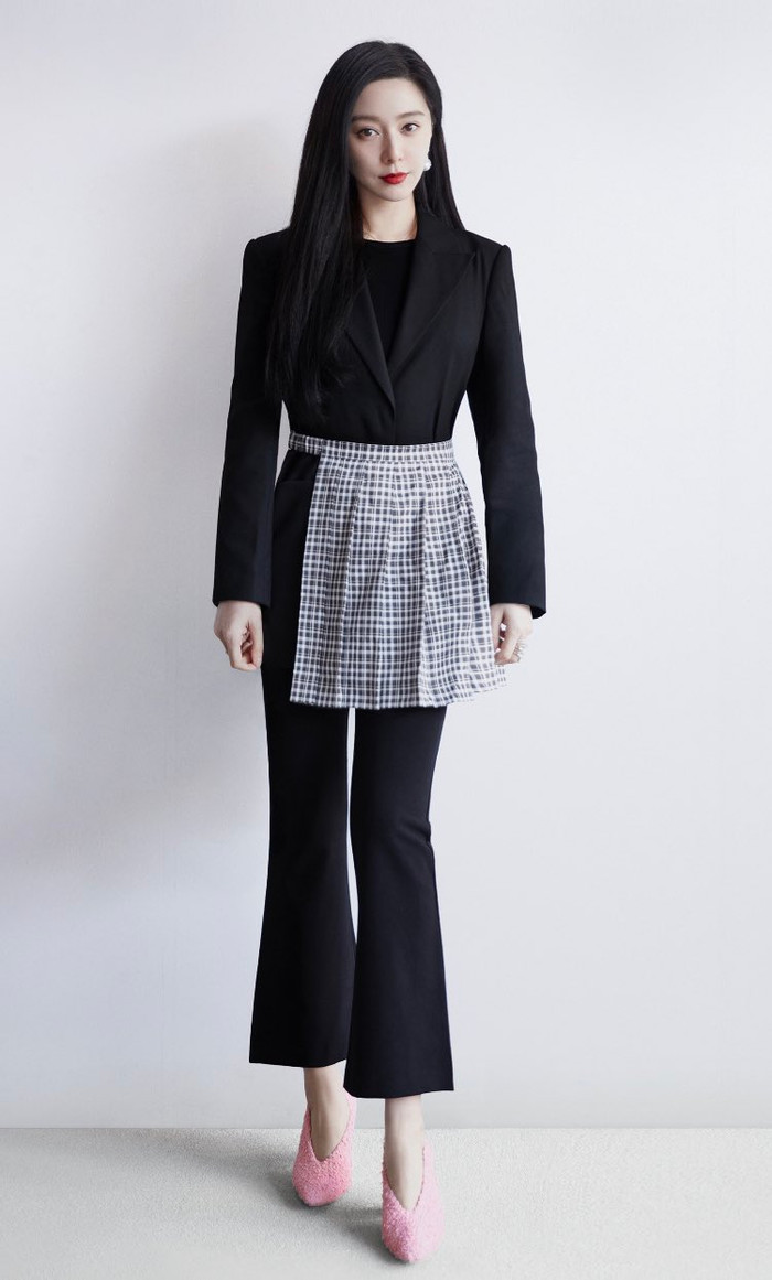 Băng tỷ lên đồ với suit đen kín đáo thanh lịch mix cùng đôi giày hồng lạ mắt cùng items miếng vải kẻ sọc ô thắt ngang eo 