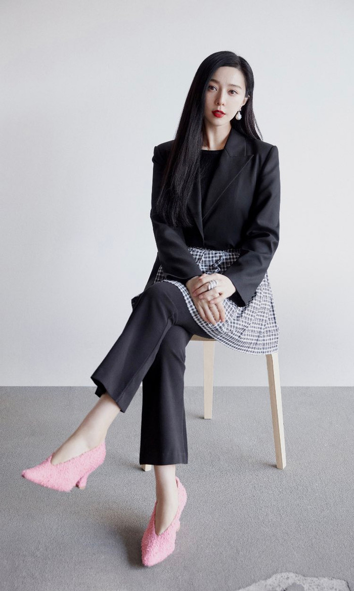 Trông miếng vải nhăn nhúm , chả ăn nhập gì với bộ đồ thế mà trông nữ hoàng thảm đỏ Cbiz nhìn vẫn đẹp nhất dàn sao tham dự show trực tuyến 