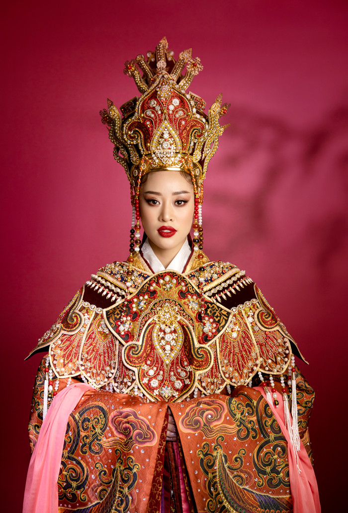 Hoa hậu Khánh Vân khoe thần thái quyền lực với trang phục hoành tráng Ảnh 3