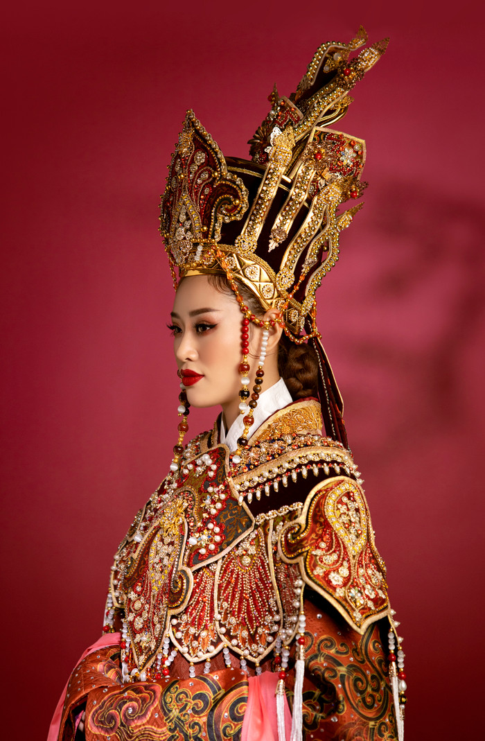 Hoa hậu Khánh Vân khoe thần thái quyền lực với trang phục hoành tráng Ảnh 4