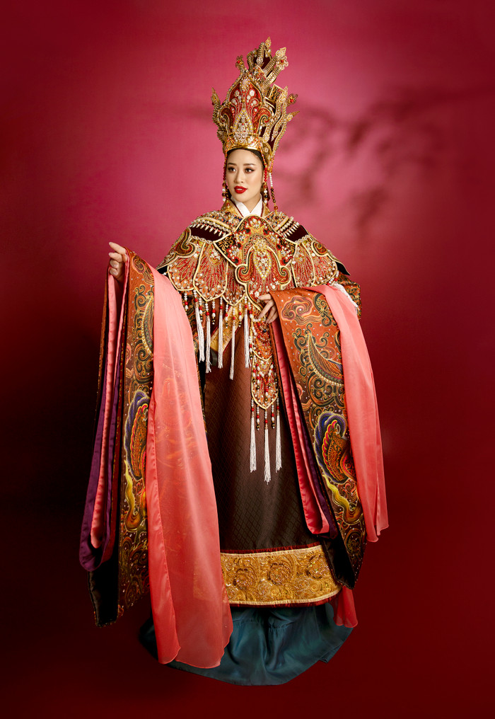 Hoa hậu Khánh Vân khoe thần thái quyền lực với trang phục hoành tráng Ảnh 8