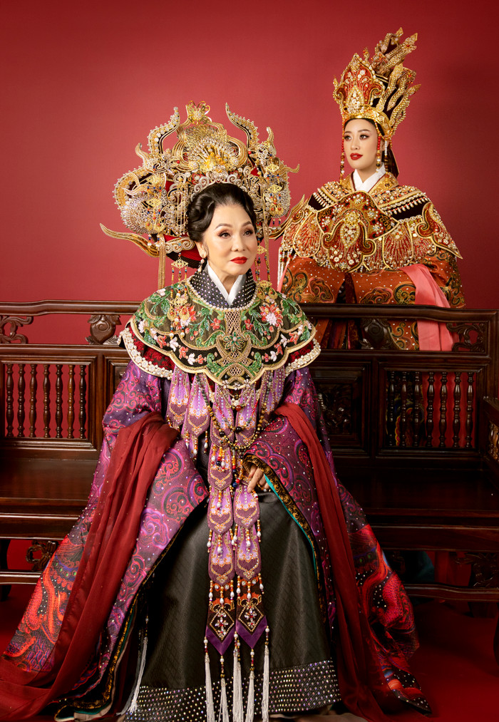 Hoa hậu Khánh Vân khoe thần thái quyền lực với trang phục hoành tráng Ảnh 6