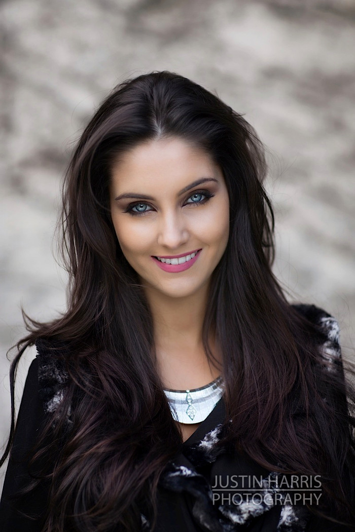 Sophie Moulds - Á hậu 1 Miss World 2012 đã về nhì tại cuộc thi Hoa hậu Hoàn Vũ Anh, theo đó có khả năng cô sẽ chinh chiến Miss Universe 2021. 