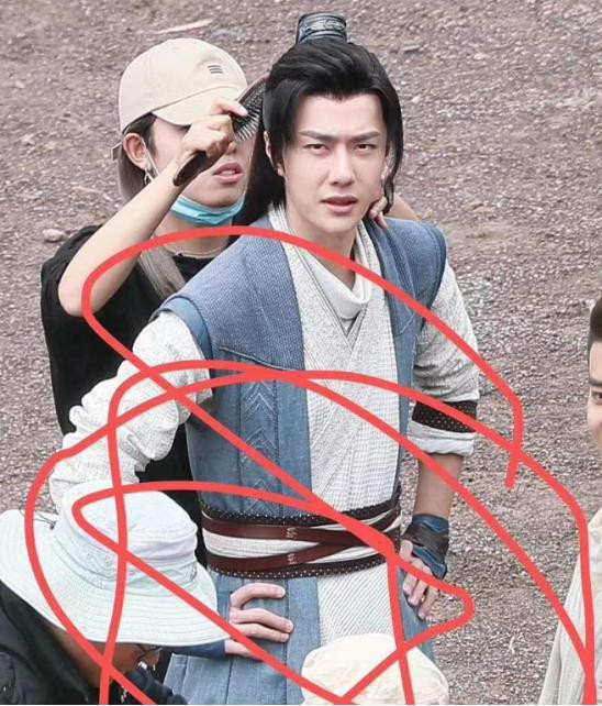 Vương Nhất Bác 'tia trúng camera' khi đóng phim Hữu Phỉ