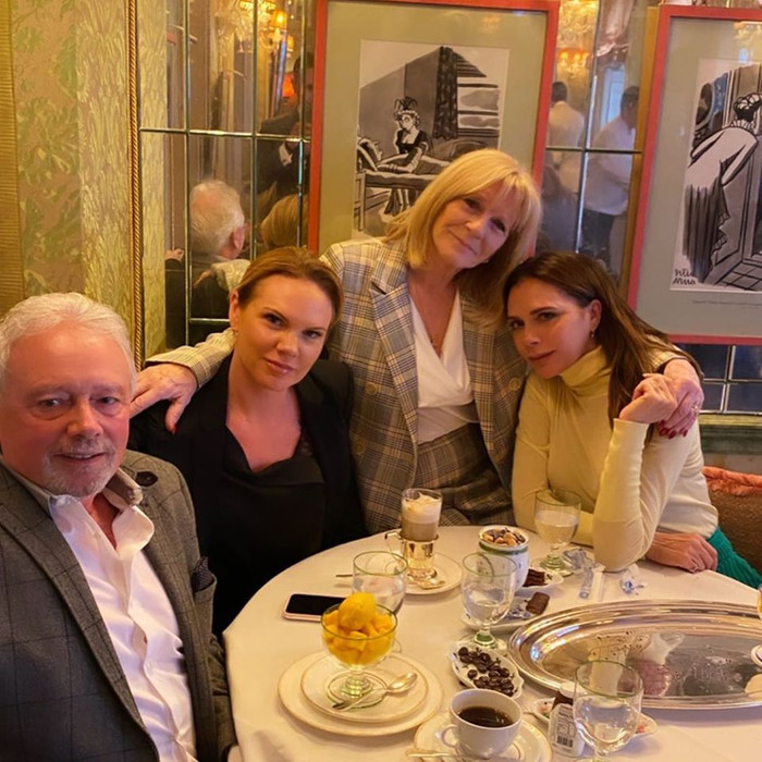 Bà Vic cũng tranh thủ post stories hình ảnh cùng với những lời ngọt ngào đến với chị gái và mẹ ruột  với dòng chia sẻ 'đây là những người dạy tôi về tầm quan trọng của sự chăm chỉ và tử tế'