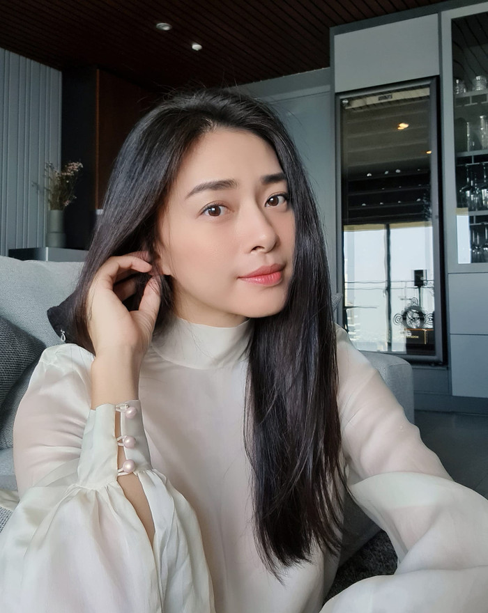 Dù đã bước qua tuổi tứ tuần nhưng có thể thấy cô vẫn trẻ trung hết sức, tựa như đã bị thời gian bỏ quên