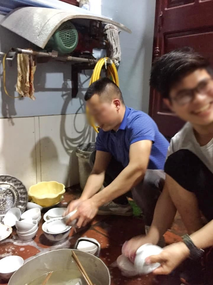 Ai ai cũng đều hăng say thực hiện công việc đặc biệt này. Ảnh: Đắc Chung