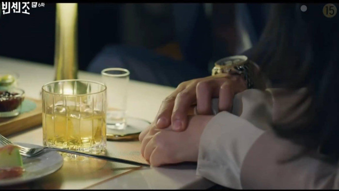 Đây có gọi là nắm tay không mọi người 