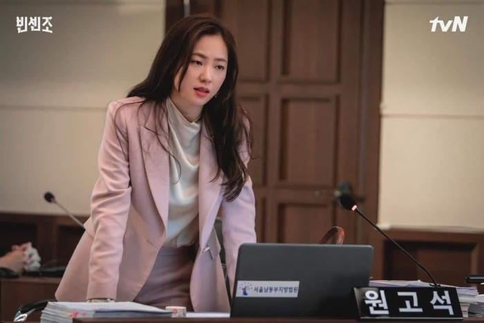 Phá hoại lần 1: Cha Young giả vờ ngất xỉu 