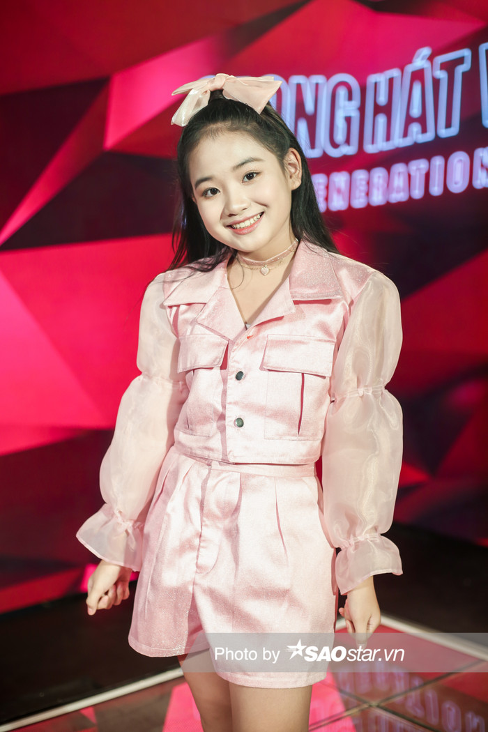 Cô bé 'con nhà người ta' Hà Anh gây ấn tượng với vẻ ngoài lém lỉnh, hoạt bát và năng động. Với lợi thế sở hữu chất giọng nội lực, nên dù ngân cao hay hát xuống thấp, Hà Anh vẫn làm rất tốt, thể hiện trọn vẹn.