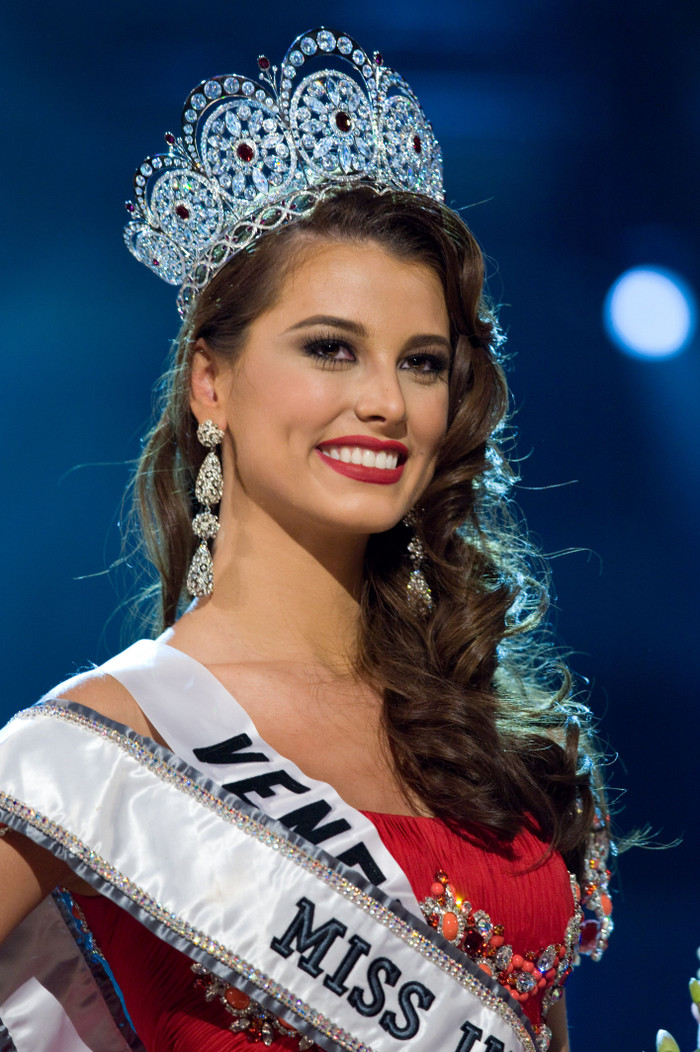 Stefania Fernandez  - Miss Universe 2009. Cô được xem là một trong số ít những hoa hậu đến từ Venezuela chưa qua chỉnh sửa, đẹp tự nhiên 100% .