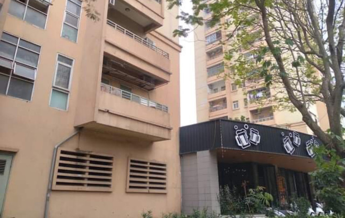 Thi thể nạn nhân được phát hiện trên mái tôn đen.