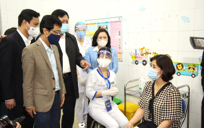 Vững tâm hơn thực hiện nhiệm vụ phòng, chống dịch sau khi được tiêm vắc xin phòng Covid-19 Ảnh 2