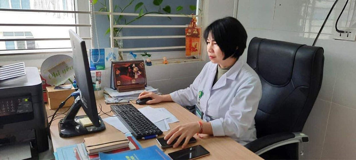 Nữ nhân viên y tế Phạm Thị Tuyết Nhung là người được tiêm mũi vaccine COVID-19 đầu tiên tại TP. Hải Dương. Ảnh: Đức Tuỳ Ảnh