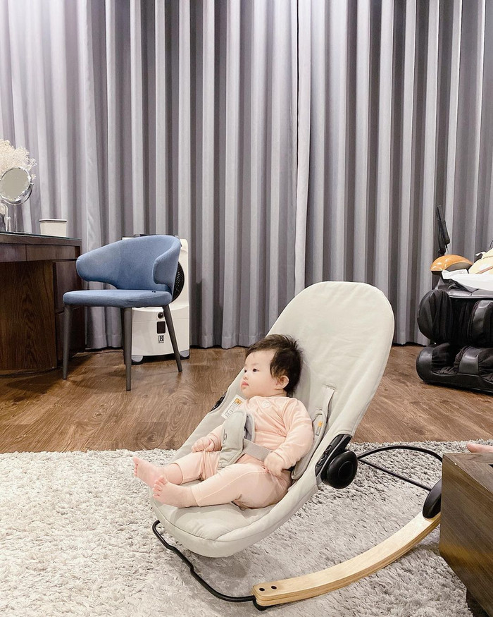 Đây cũng là bài hát 'ruột' của công chúa nhà Đông Nhi - Ông Cao Thắng được 'luyện' mỗi ngày.