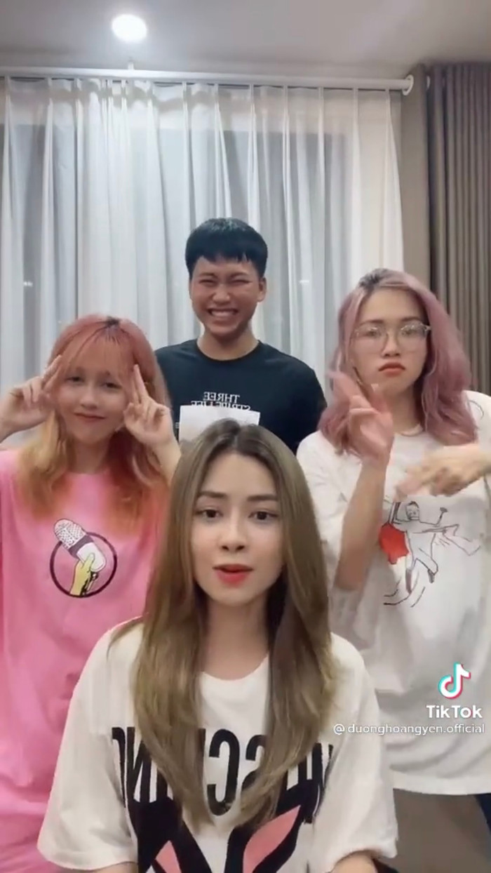 Cô bạn tóc hồng kia chính là bạn thân của Hậu Hoàng