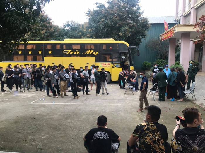 Những hành khách trên xe buýt được đưa về khu cách ly. Ảnh: VOV