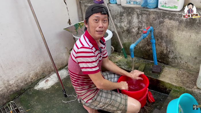 'Con em nó đang nhắc cái mic em còn gắn lên đầu kìa quý vị, em đâu dám gắn ở ngực đâu, sợ nước vào hư cái mic đi toi tiền của em...'