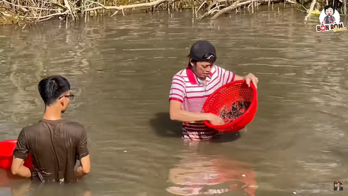 Hoài Linh: 'những con hến sống sẽ nằm dưới đáy rổ khi đãi, còn những cái voẻ sẽ nằm ở trên thành rổ, lấy cái rổ to đãi mới dễ thấy'
